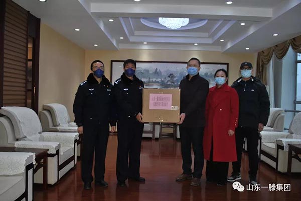 集團總經理助理滕婧一向泰安疫情防控一線捐贈防疫口罩
