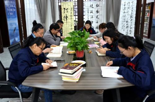 書香悅?cè)恕?閱讀越美麗——山東一滕集團工會組織開展“書香三八”讀書活動