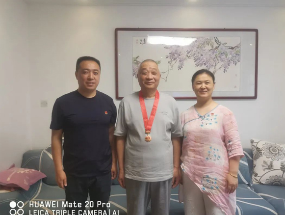 寧陽一滕醫(yī)藥有限公司黨支部對2024年在黨五十周年老黨員進(jìn)行走訪慰問