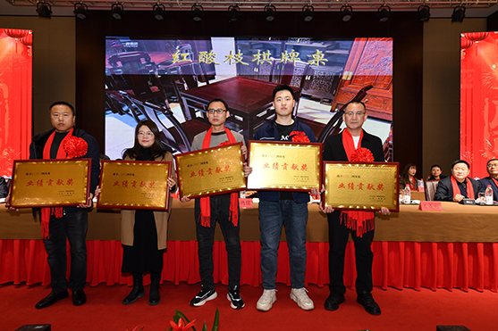 迎接新機(jī)遇 續(xù)寫新輝煌 | 一滕集團(tuán)2024年總結(jié)表彰大會暨2025年度責(zé)任狀授領(lǐng)儀式隆重舉行