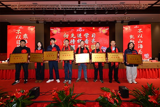 迎接新機(jī)遇 續(xù)寫新輝煌 | 一滕集團(tuán)2024年總結(jié)表彰大會暨2025年度責(zé)任狀授領(lǐng)儀式隆重舉行