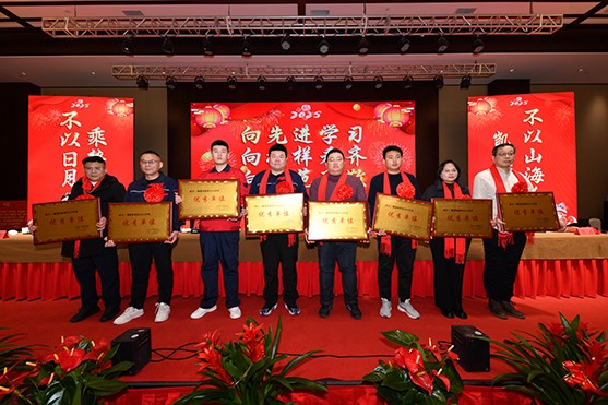 迎接新機(jī)遇 續(xù)寫新輝煌 | 一滕集團(tuán)2024年總結(jié)表彰大會暨2025年度責(zé)任狀授領(lǐng)儀式隆重舉行