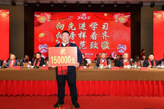 迎接新機(jī)遇 續(xù)寫新輝煌 | 一滕集團(tuán)2024年總結(jié)表彰大會暨2025年度責(zé)任狀授領(lǐng)儀式隆重舉行