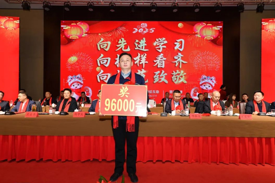 迎接新機(jī)遇 續(xù)寫新輝煌 | 一滕集團(tuán)2024年總結(jié)表彰大會暨2025年度責(zé)任狀授領(lǐng)儀式隆重舉行