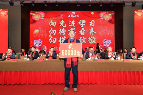 迎接新機(jī)遇 續(xù)寫新輝煌 | 一滕集團(tuán)2024年總結(jié)表彰大會暨2025年度責(zé)任狀授領(lǐng)儀式隆重舉行